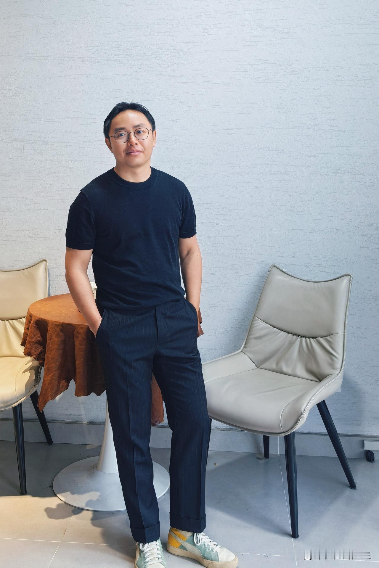 下摆带收口的横机针织T恤的一大优点就是能够显得腿更长，这也是我喜欢它的原因之一，