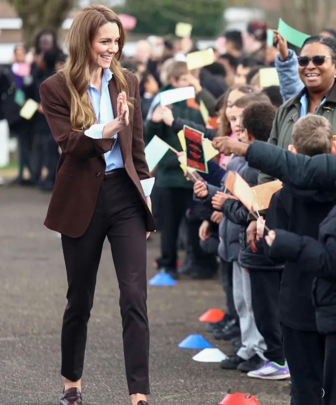 威尔士王妃凯特访问城堡山学院，她是英国儿童心理健康慈善机构赞助人！