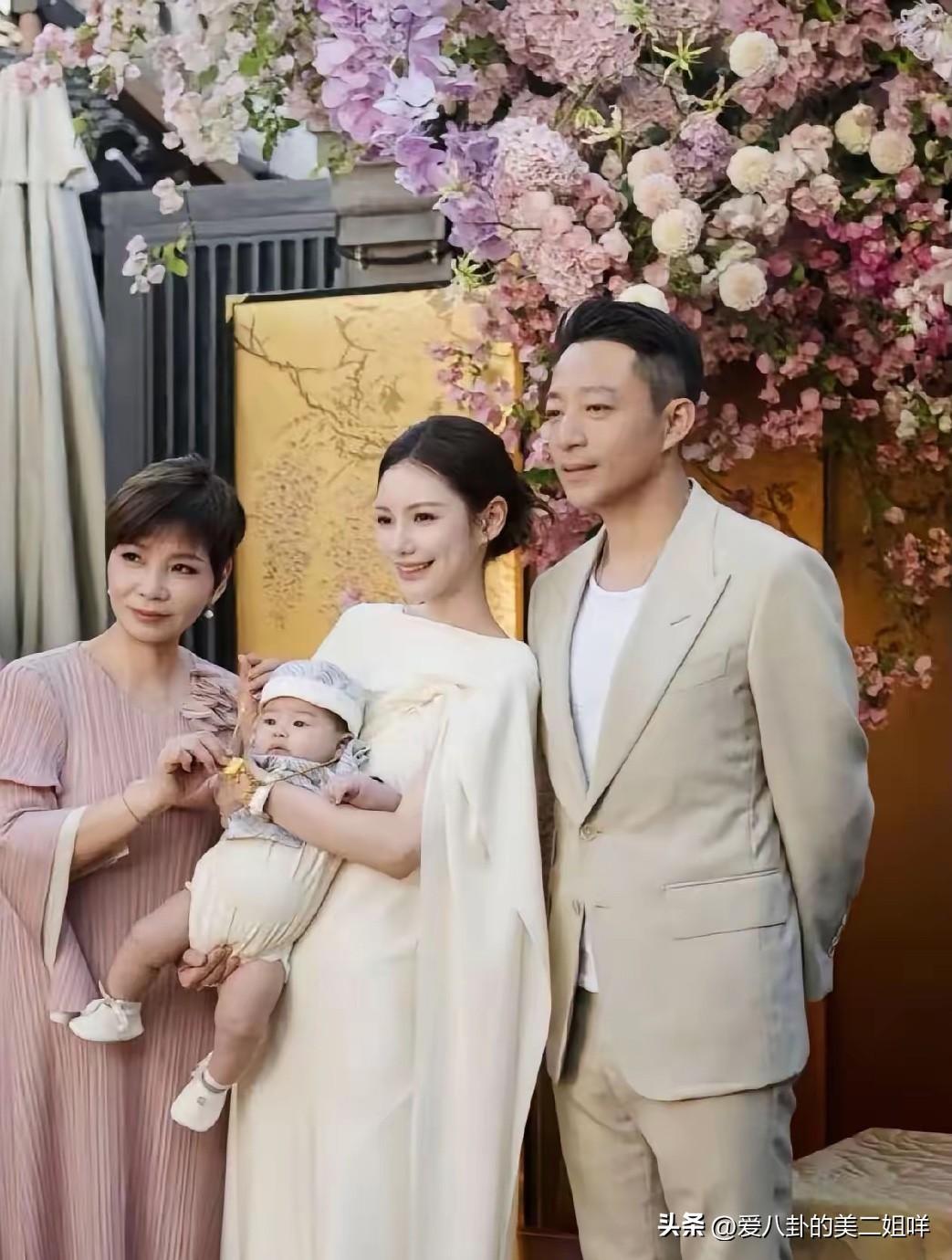 张兰这边界感拿捏的让人有些心疼…
小孙子的百日宴
为避免引起汪大爷的不适，全家福