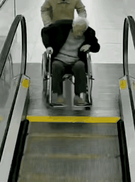 这个老太，你是怎么照顾你老伴的？你没看见那电梯是从上面下来的吗？电梯从上面下来，