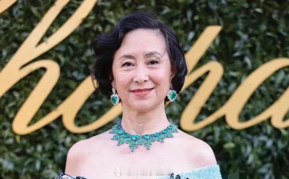 何超琼虽然年龄不小了，但是也放得开，一般女人上了年纪，都会比较保守。但是何超琼戛