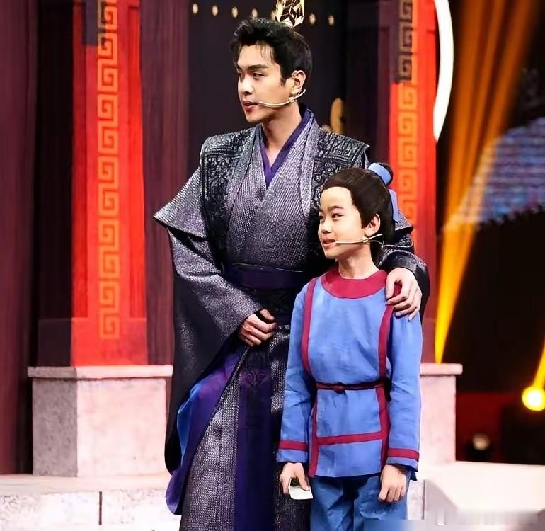 张若昀后台看见一高个儿男孩，愣了一下，脱口而出：“你怎么长这么高了？” 