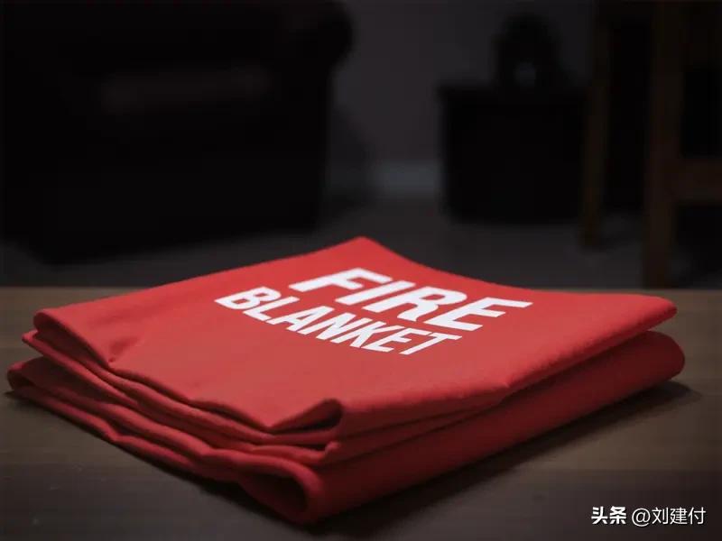 男孩玩灭火毯全身扎满超细玻璃纤维 男孩玩灭火毯，全身扎满超细玻璃纤维，光听着就令