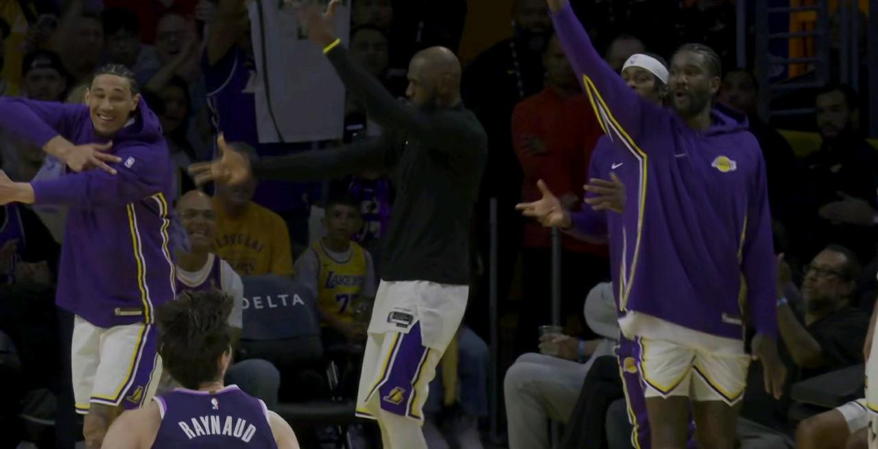 父爱满满！布朗尼飙三分，替补席老詹手舞足蹈的疯狂庆祝！在湖人背靠背打爆国王的末节