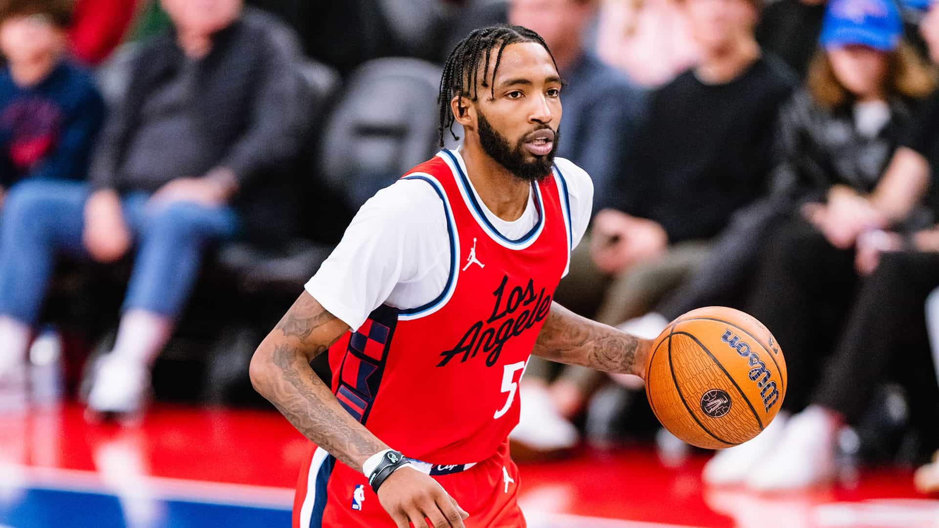 小琼斯至少缺阵六周 名记Shams报道，小琼斯右膝内侧副韧带二级扭伤，六周后复查