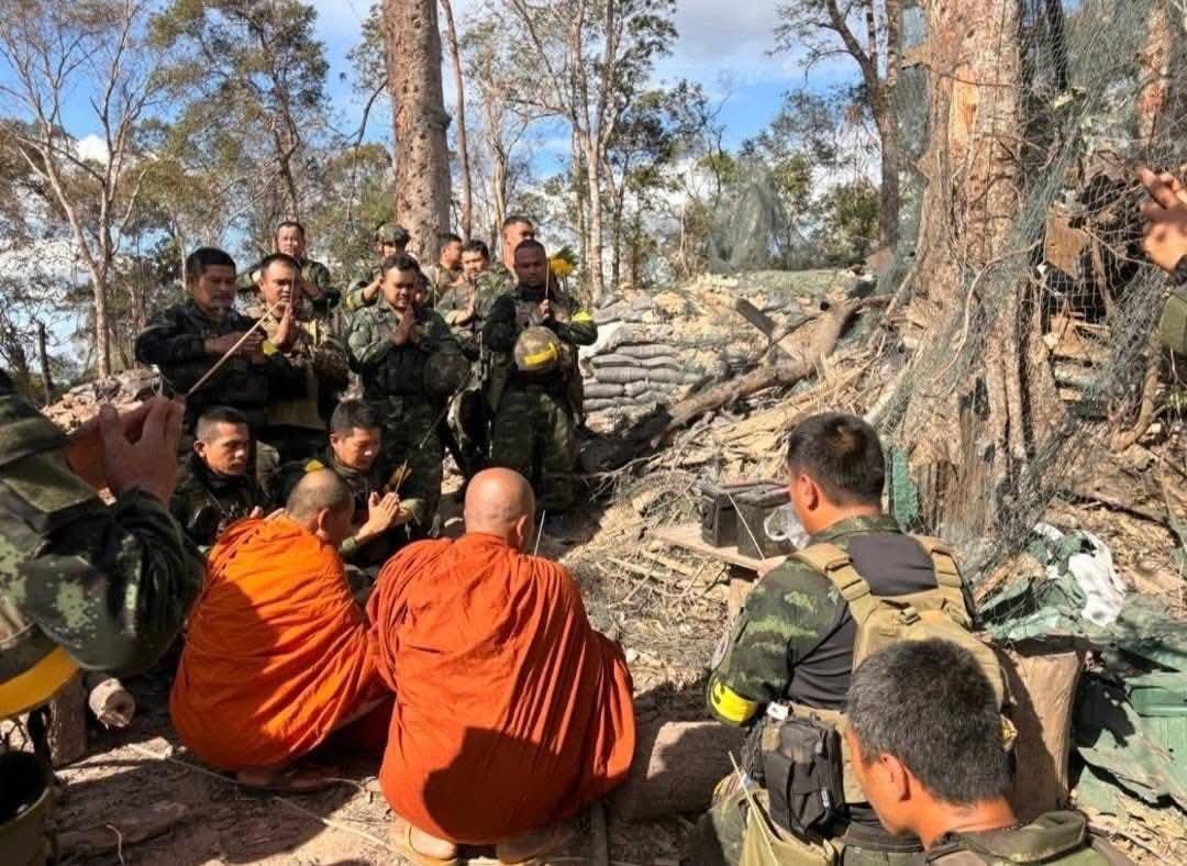 泰国僧侣给战死官兵做超度！

泰国第二军区军队，在夺取350高地后，邀请两位高僧