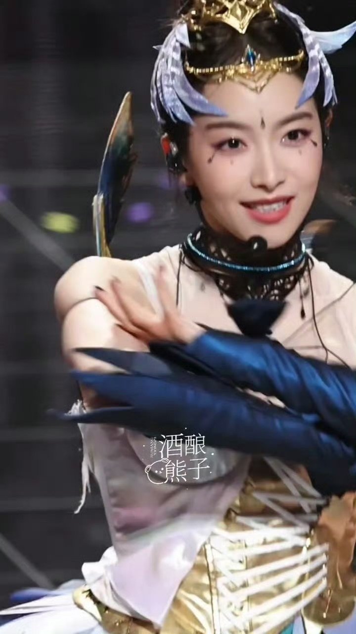 宋茜太挺拔了宋茜今天是黑天鹅来的羽冠搭配黑纱蓬裙，冷艳氛围感拉满，常年练舞带来的
