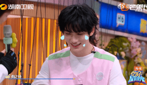 丁程鑫骑车像放了一串鞭炮刚出发就开始连环撞桶，丁程鑫这骑车效果也太搞笑了你好星期