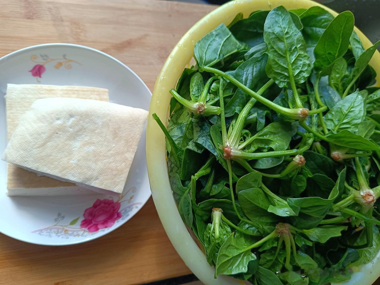 菠菜和豆腐，能否一起吃？
众说纷纭，大家说说看。
意见不统一，绝不起锅烧油!