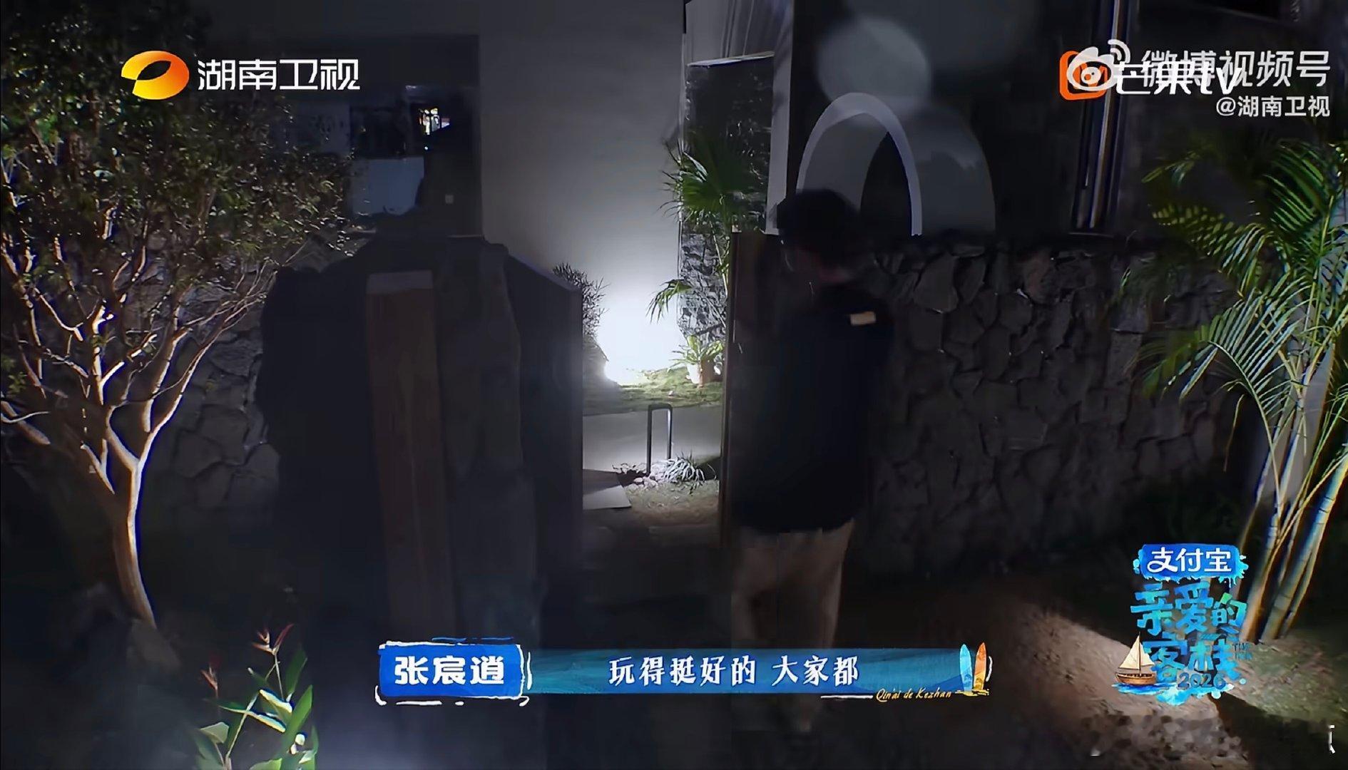 王鹤棣实名宠张宸逍王鹤棣也太会宠弟弟了，逮着机会就给张宸逍妈妈夸他，太有爱了亲爱