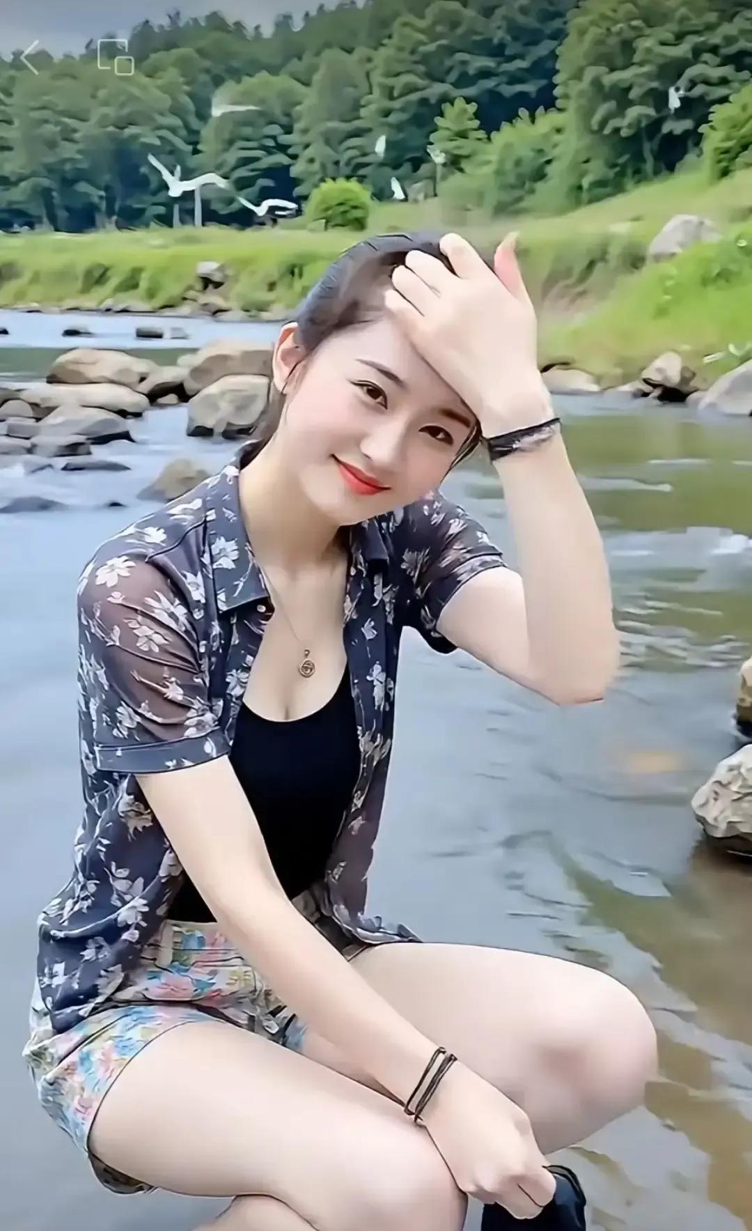 碎花短袖配短裤我去村边小河踩水拍照，一套不到八十块。
雪纺衬衫风一吹就飘，碎花和