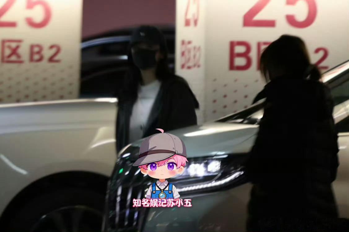 景甜捂着肚子有狗子拍到景甜和妈妈一起逛商场，从商场走出来的时候捂着肚子，看起来身