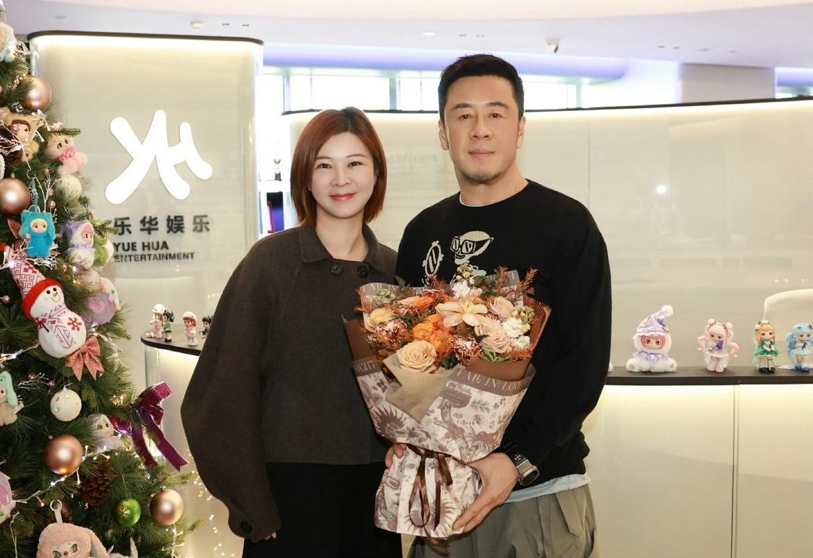 杜华晒与杨坤合照 