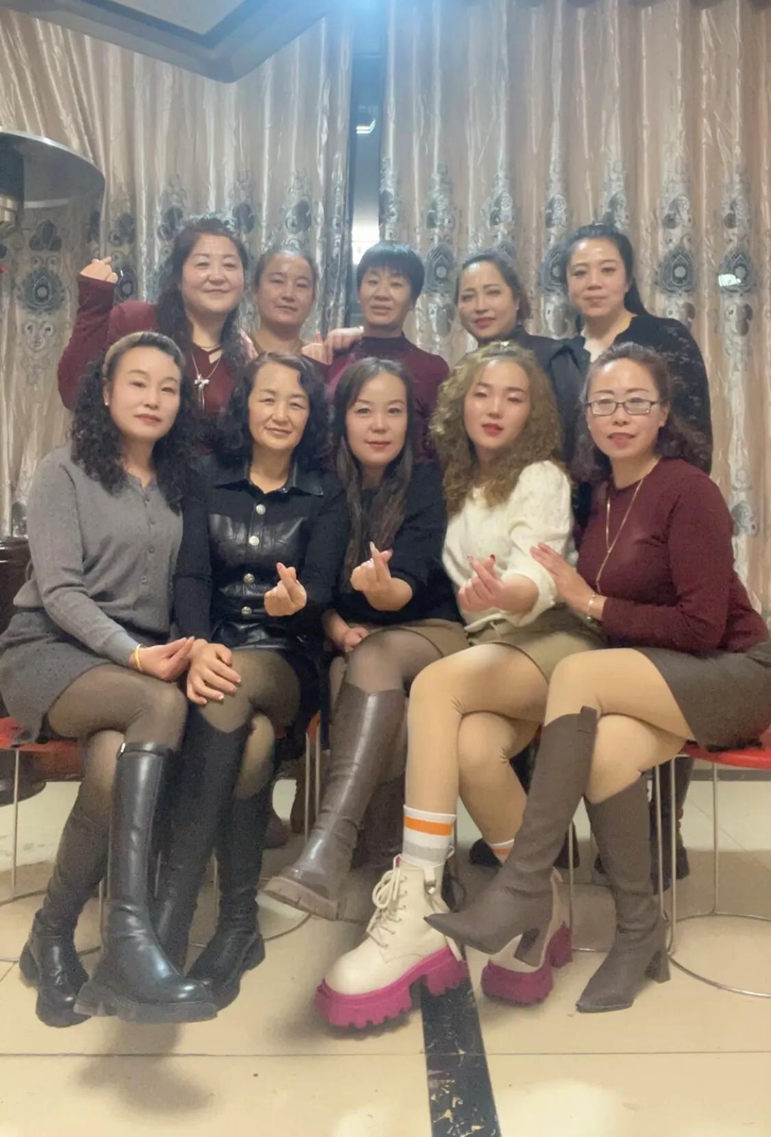 闺蜜聚会，欢乐时光！👭💕📸风韵犹存阿姨🧍‍♀️黑丝长筒靴有你喜欢你的吗[