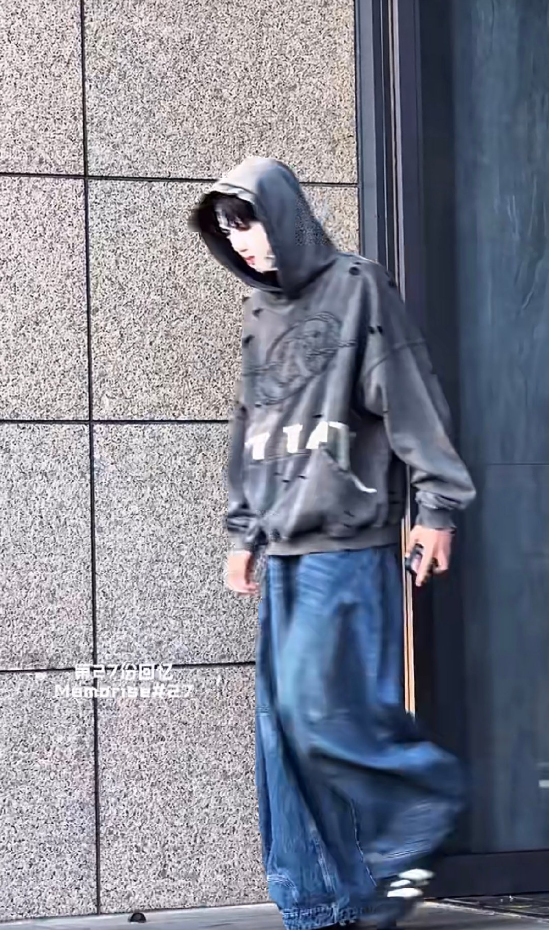 张桂源敷面膜上班 张桂源敷面膜上班，潮服配面膜，松弛感桂圆上线，谁能不说一句帅啊