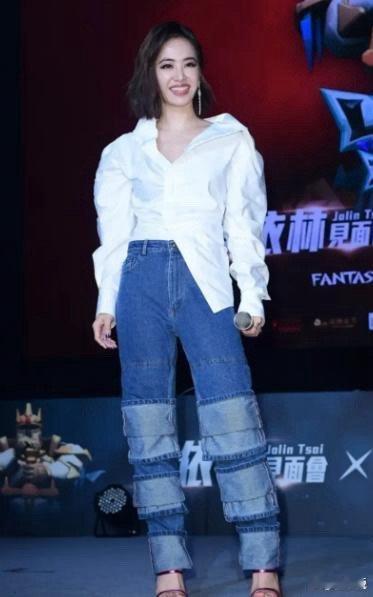 蔡依林真会赶时髦！白衬衫配个性牛仔裤，洋气又减龄！ 