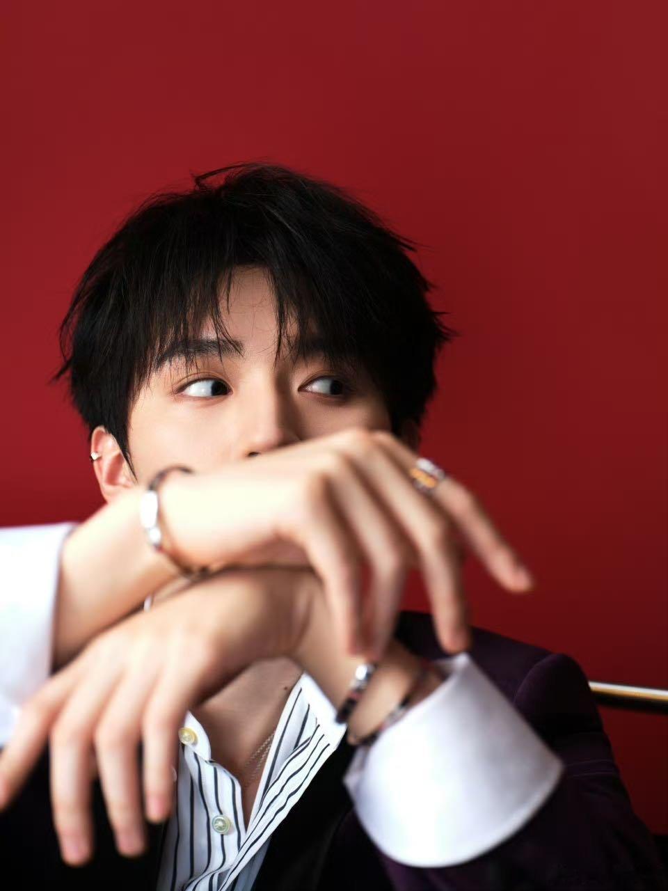 周翊然丝绒西装裹着少年锐气，银链在指尖跳圆舞曲 红墙作幕布，腕间星光与眼神撞出火