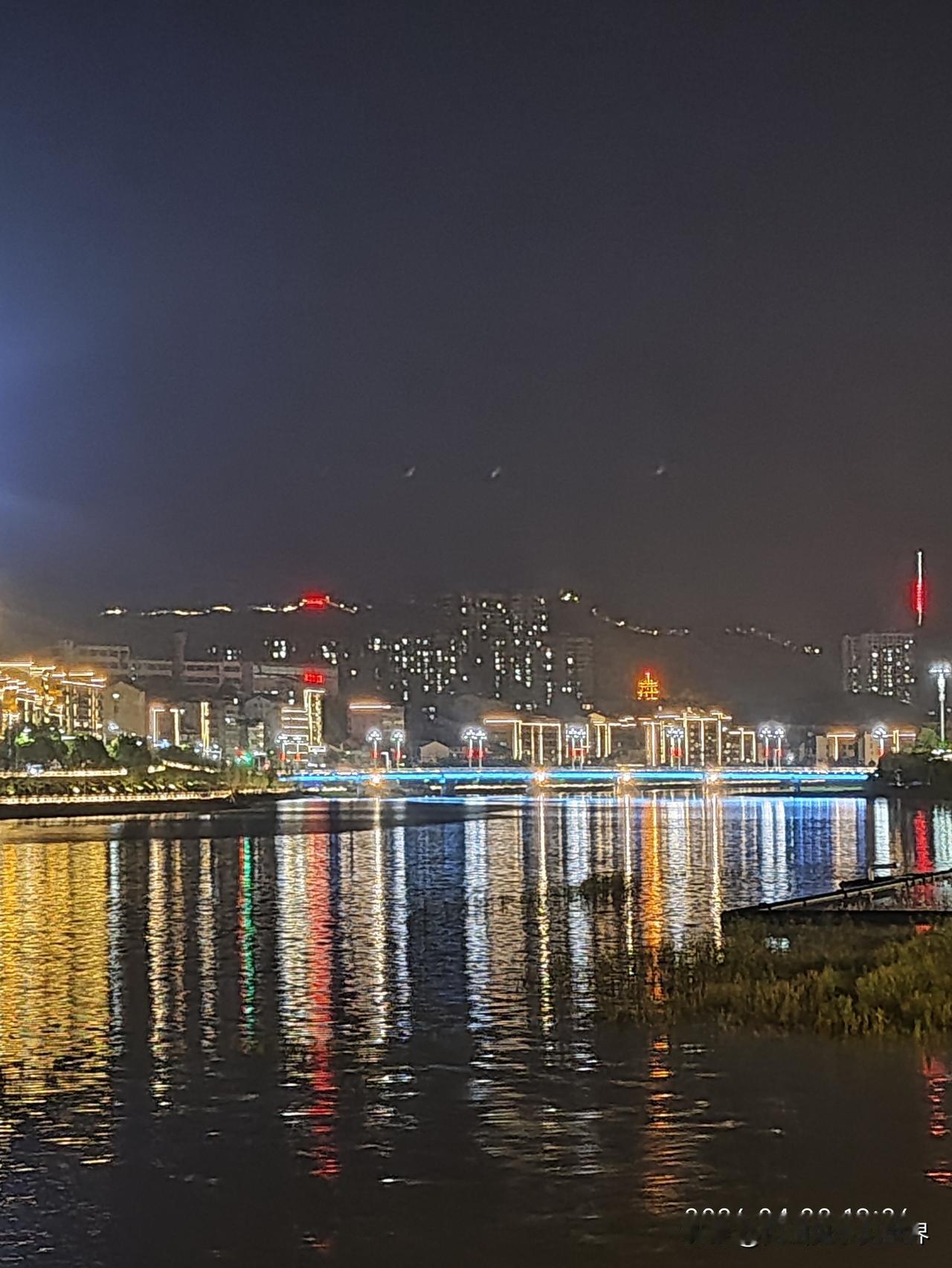 删掉2000个微信好友后，我才明白什么叫赚钱

阿明前两年赚了一笔钱，高兴得请了