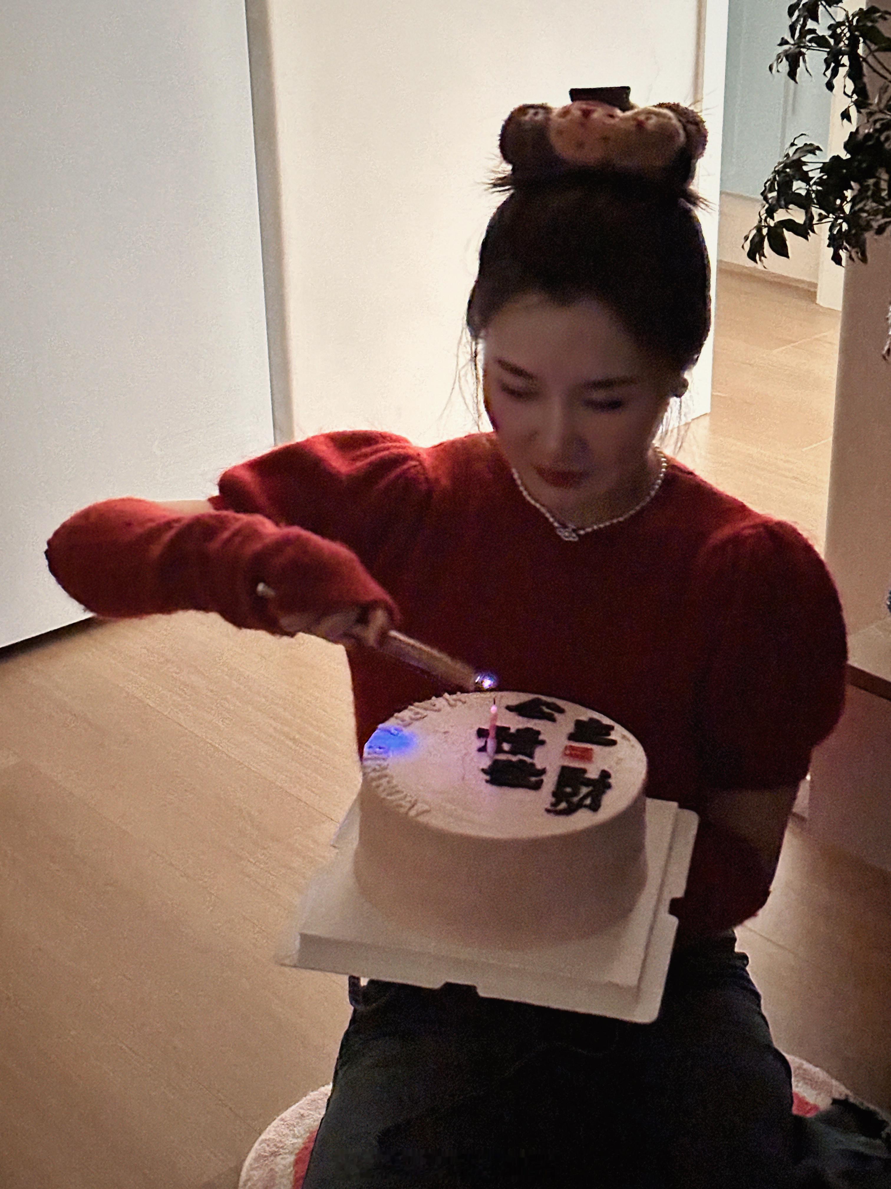 👸🏻公主收到 ！保证完成任务！ 补发一下生日那天的照片 新岁快乐耶！𖥔  