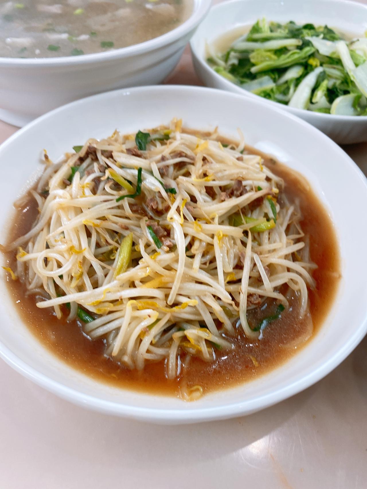 牛肉炒豆芽是家里最喜欢的一道菜，上桌率是非常高的，每周都会做一回。
今天做的牛肉