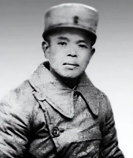 43年我军副司令被杀，凶手官职太高没人敢动，毛主席：抓起来枪毙。1943年，我军