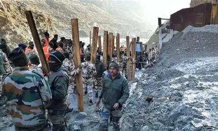 中印边境，喜马拉雅山区，印度一座水电项目隧道发生了大爆炸，已确认20人死亡。
