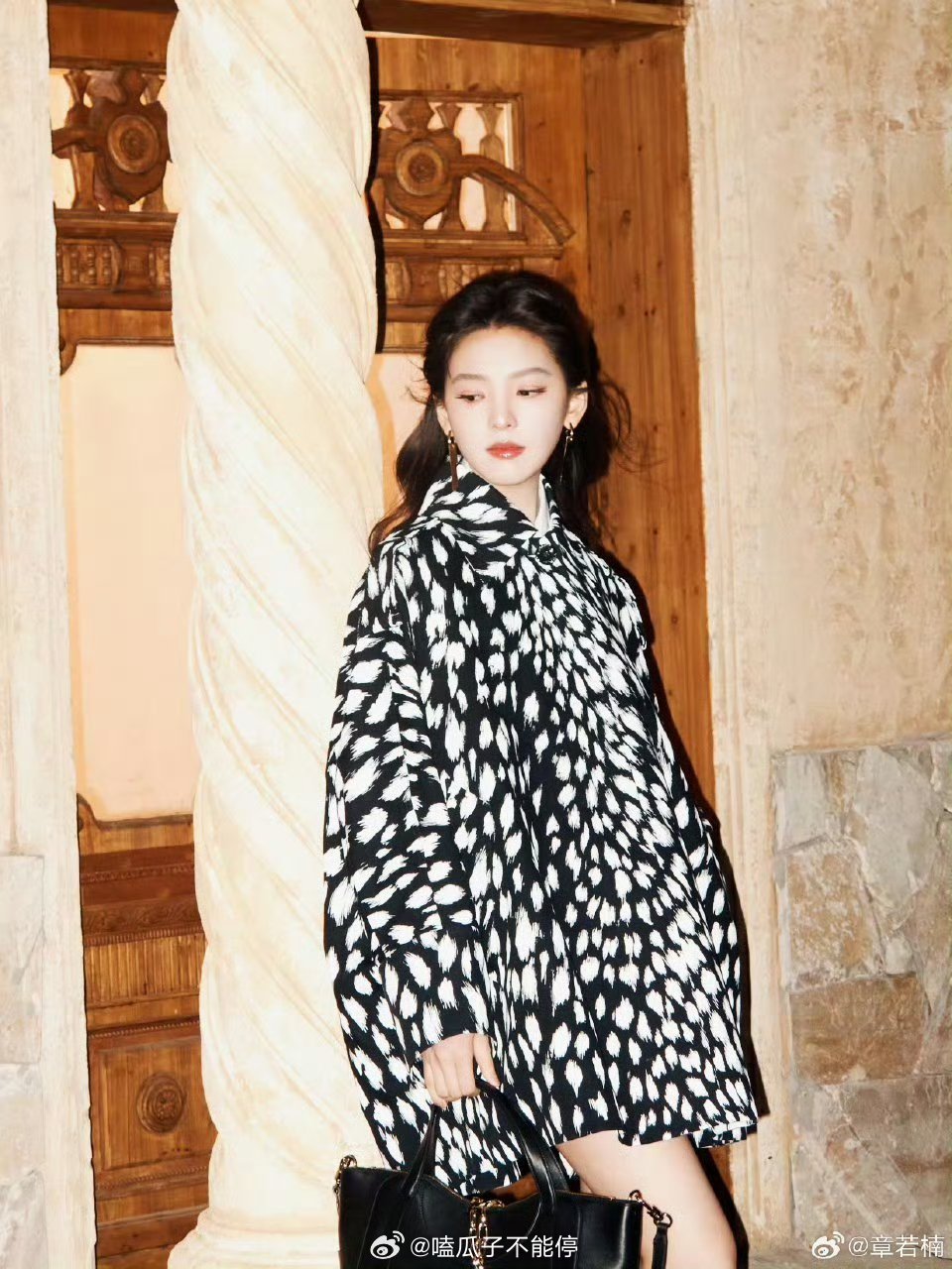 章若楠出发巴黎时装周造型 