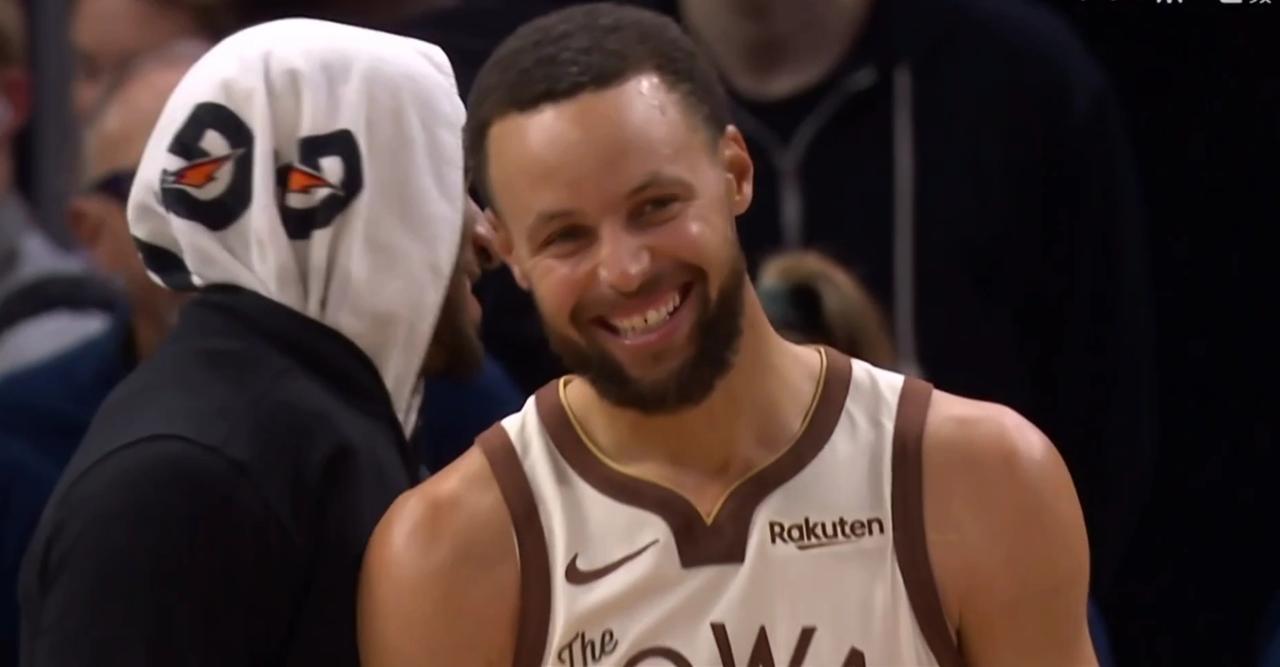 已经很久没见到库里如此放松的笑容了！

库里终于在对阵爵士的比赛中露出了笑容，提