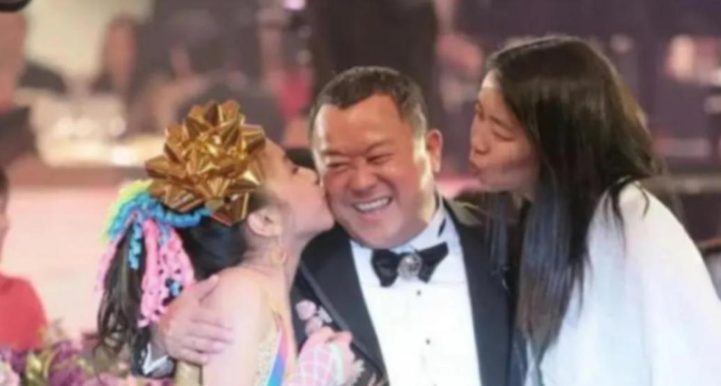 2006年，谭咏麟挖苦曾志伟：“恭喜你啊，嫁女荣升岳父”，曾志伟大怒：“你怎么还