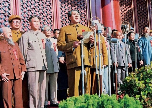 天安门广场升起新中国第一面五星红旗1949年10月1日，首都北京30万军民在天安