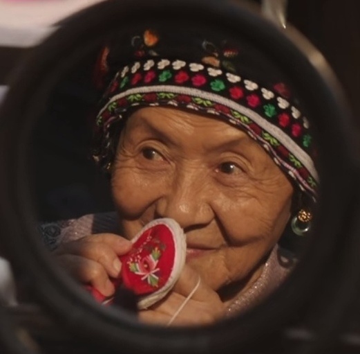 10号LV大秀结束至今，菲菲回国了吗？如果还在巴黎，是不是有其它安排