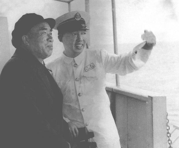1953年9月，朱德元帅视察大连海区，刘华清将军陪同，他是第一海军学校副校长，主