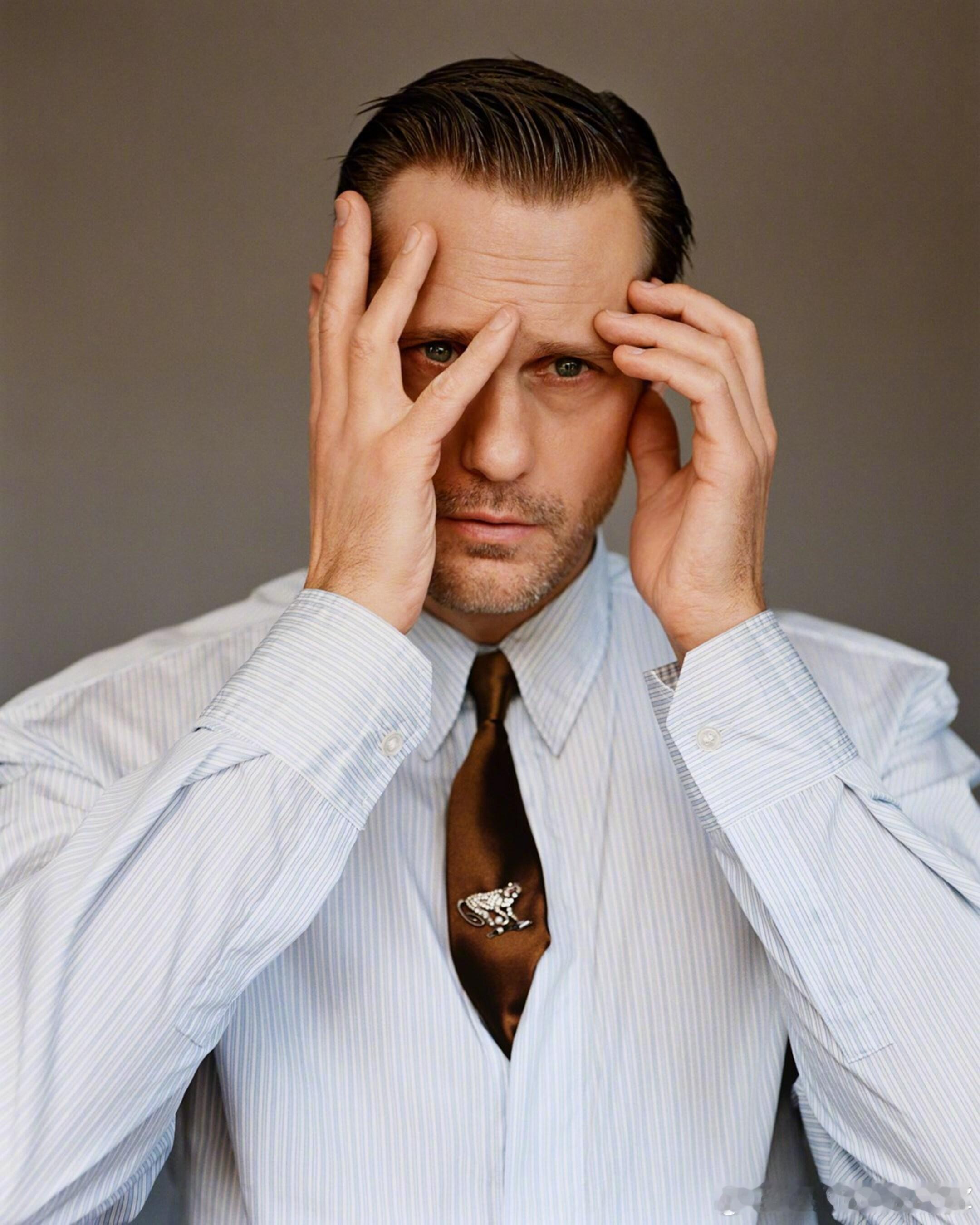 AnOther 杂志春夏刊，演员 Alexander Skarsgård 身着 