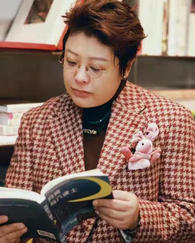 韩红的这张照片，颇有知识女性范儿！