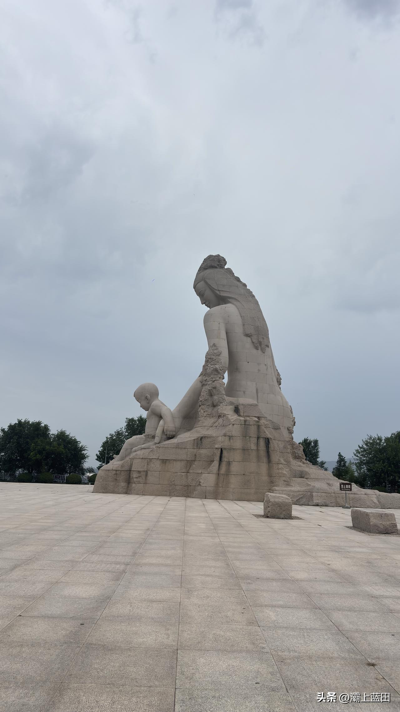 潼关古城的女娲雕塑，这个和蓝田华胥的女娲，有什么不同呢？女娲是生在蓝田华胥，晚年