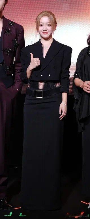 包上恩好不适合染头发，一下子辨识度都没了 