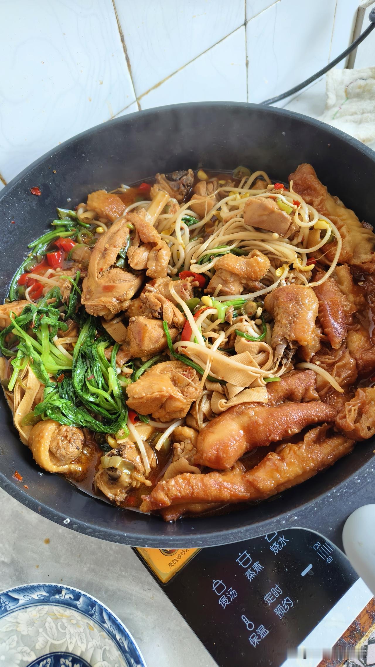 晚餐，勉强算鸡肉火锅吧。
现在做饭越来越喜欢一锅出了，好吃还省事。