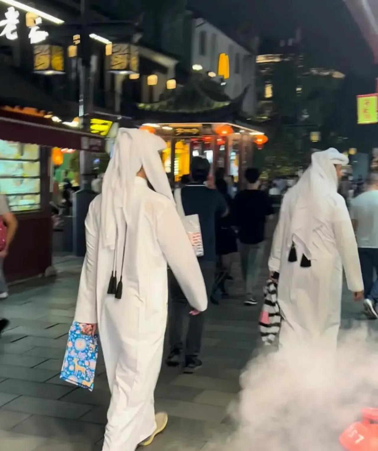 亚运会期间，“头顶一块布”的中东大佬来了，这是妥妥的富豪啊。据说前几天有位杭州的