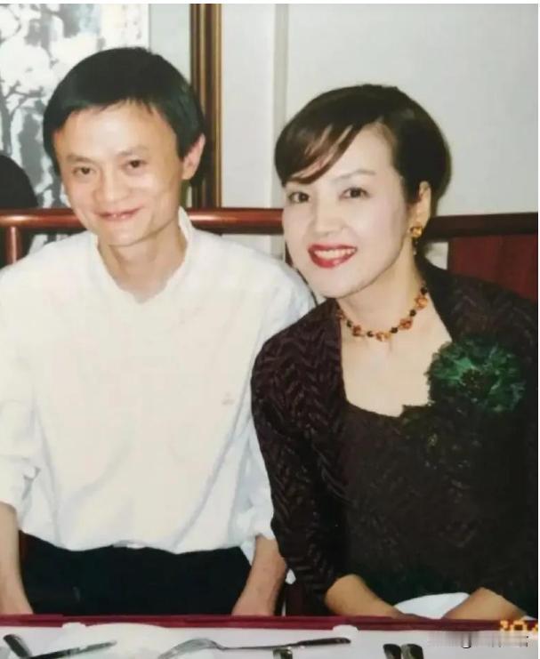 当年，马云成名后，心里始终放不下一个人，他曾6次去日本寻她，2004年，马云终于