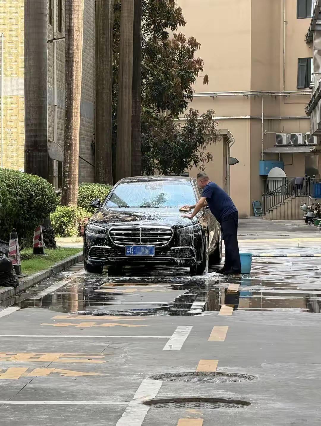 能开得起奔驰的人，会缺那三瓜两枣吗？他亲自洗车，是在体验劳动的快乐！