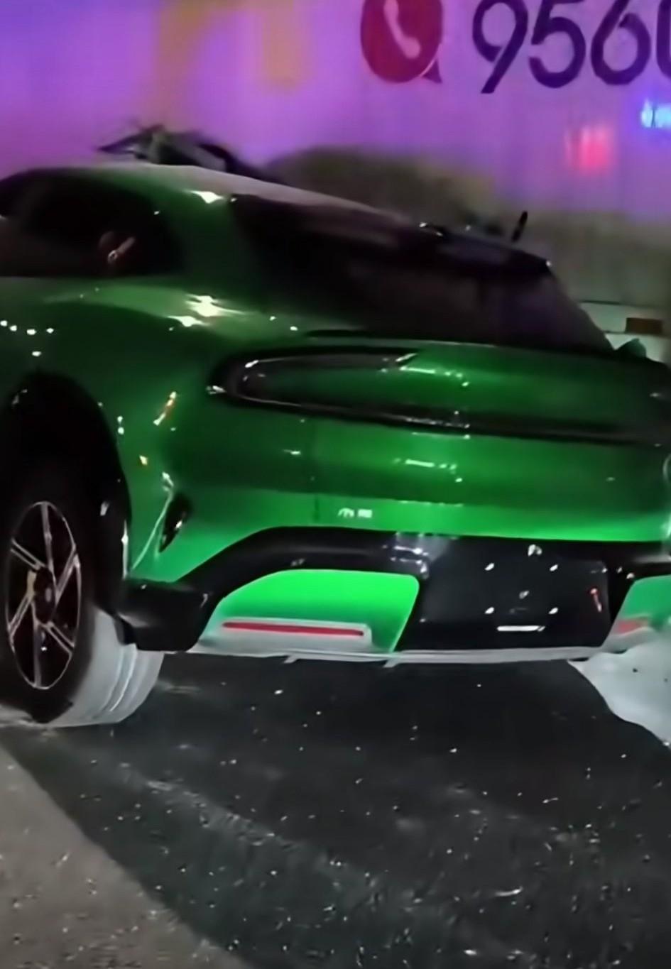 某米愚妻跟大货车发生碰撞，右面半边都快被削没了，但愿副驾驶位上当时没有人！
这还