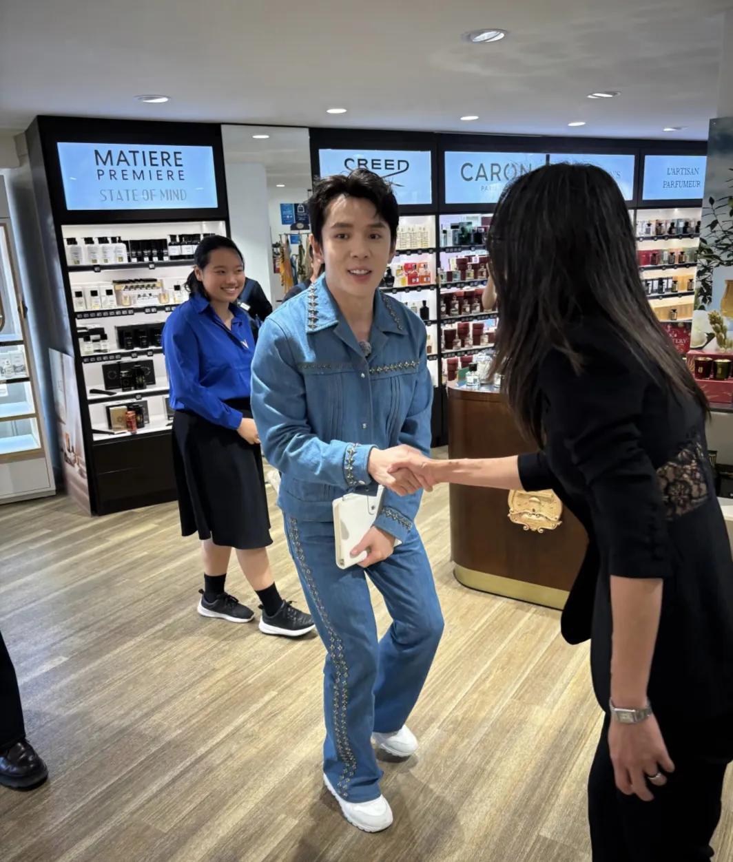 李佳琦在法国逛商场，他看起来好矮，身形比例也差，目测身高才1.7米左右。而且他的