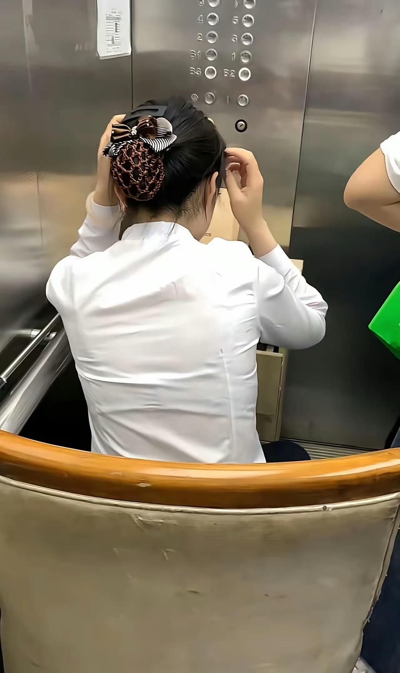 这是什么神仙职位。只用在电梯里帮忙按楼层就行了，还可以吹空调 