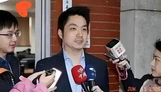 记者一句话，把蒋万安问沉默了！你是蒋家后人，先辈浮厝半世纪等着回奉化老家，结果你