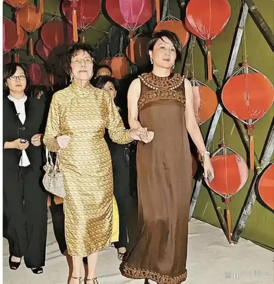 梁安琪和大房、三房都能来往不翻车，年轻时靠的不是真诚，是把人情世故算到骨子里 
