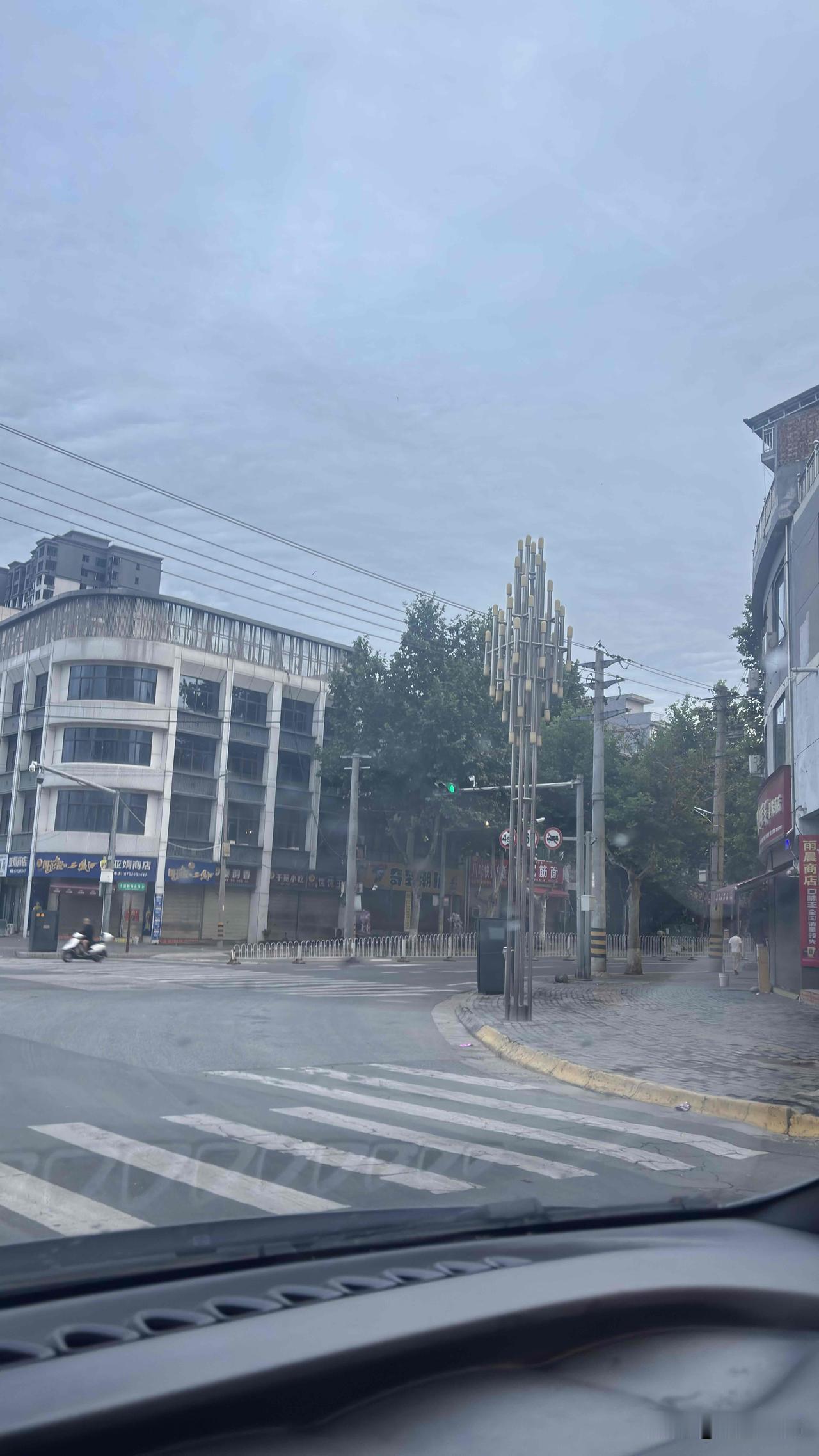 蓝田三里头十字，卖早点的都关门了，以前这十字，豆腐脑葱花饼生意好，现在怎么不开门