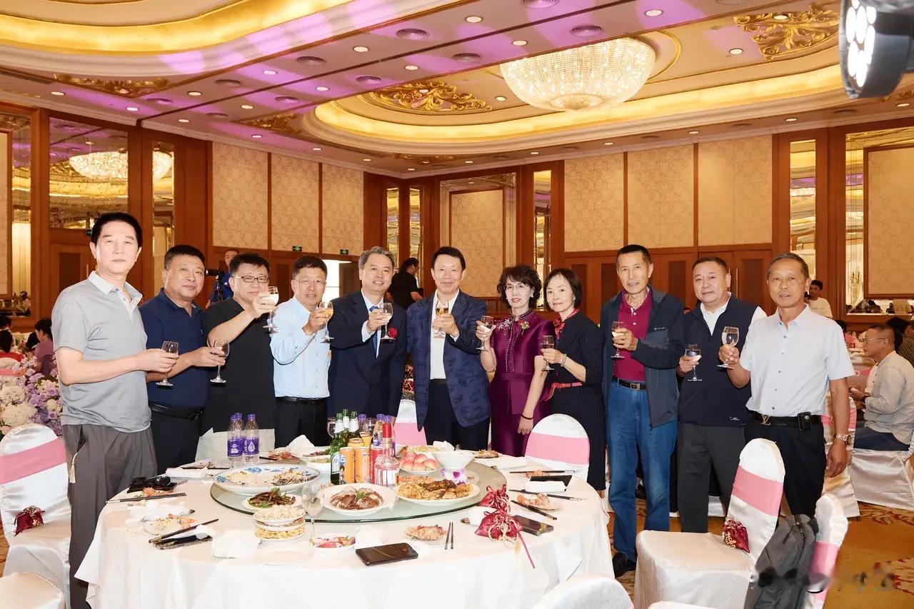前几天参加朋友儿子婚礼，和一位刚退休一年多的单位同事相遇，同事无不感慨地说，退休