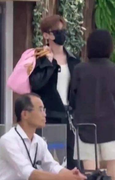 白敬亭韩国到达，黑色皮衣造型手拿粉色手提包帅气又显眼。这是去领奖的吧！ ​​​