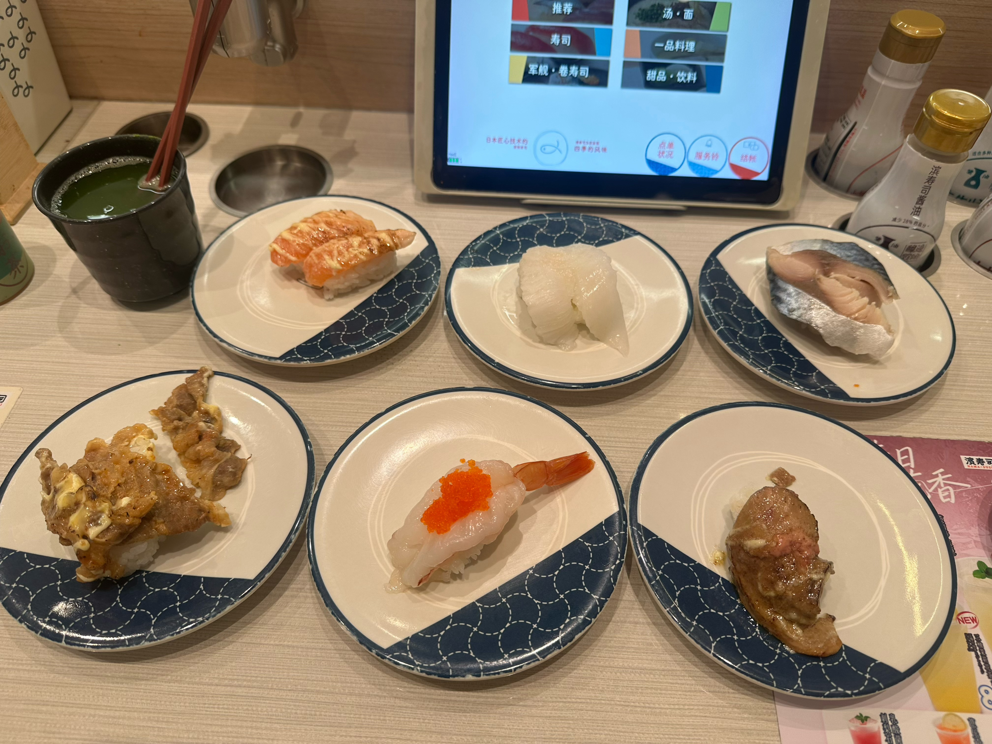 【又奖励自己了】楼下开了寿司郎之后，滨的生意明显冷清了很多，一进门服务员都在擦桌