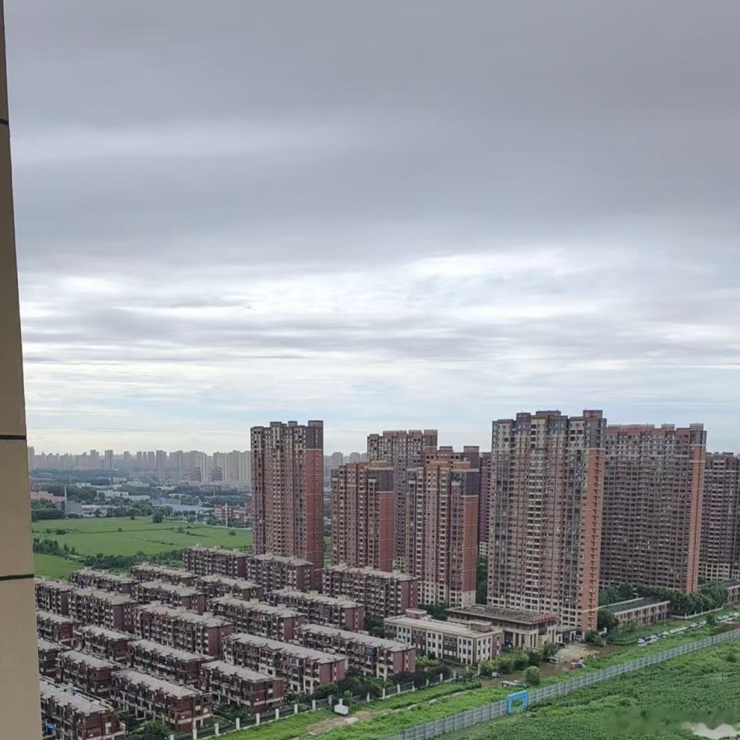 看群里沈阳的朋友发，今天下午雨才停，现在很多地方的路面积水依旧严重。辽宁也是粮食